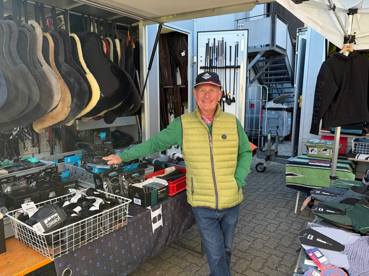 Ruedi Wittich steht in seinem kleinen Laden.
